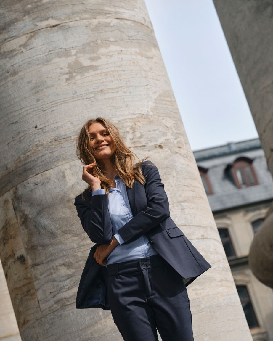 Modelshot / Navy / Detail